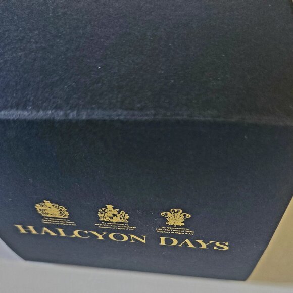 Halcyon Days Collectible Mug - 100% Bone china gilded with 24ct gold - Picture 3 of 6